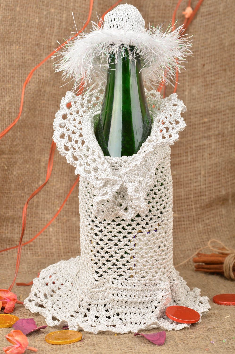 Платье на бутылку вязаное крючком из акрила белое декор для алкоголя хэнд мэйд фото 1