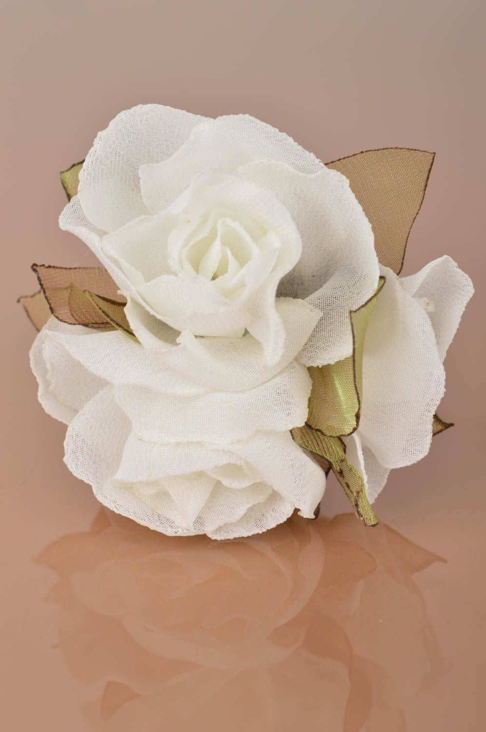 Broche artesanal pinza de pelo de tela en técnica kanzashi 3 rosas blancas foto 2