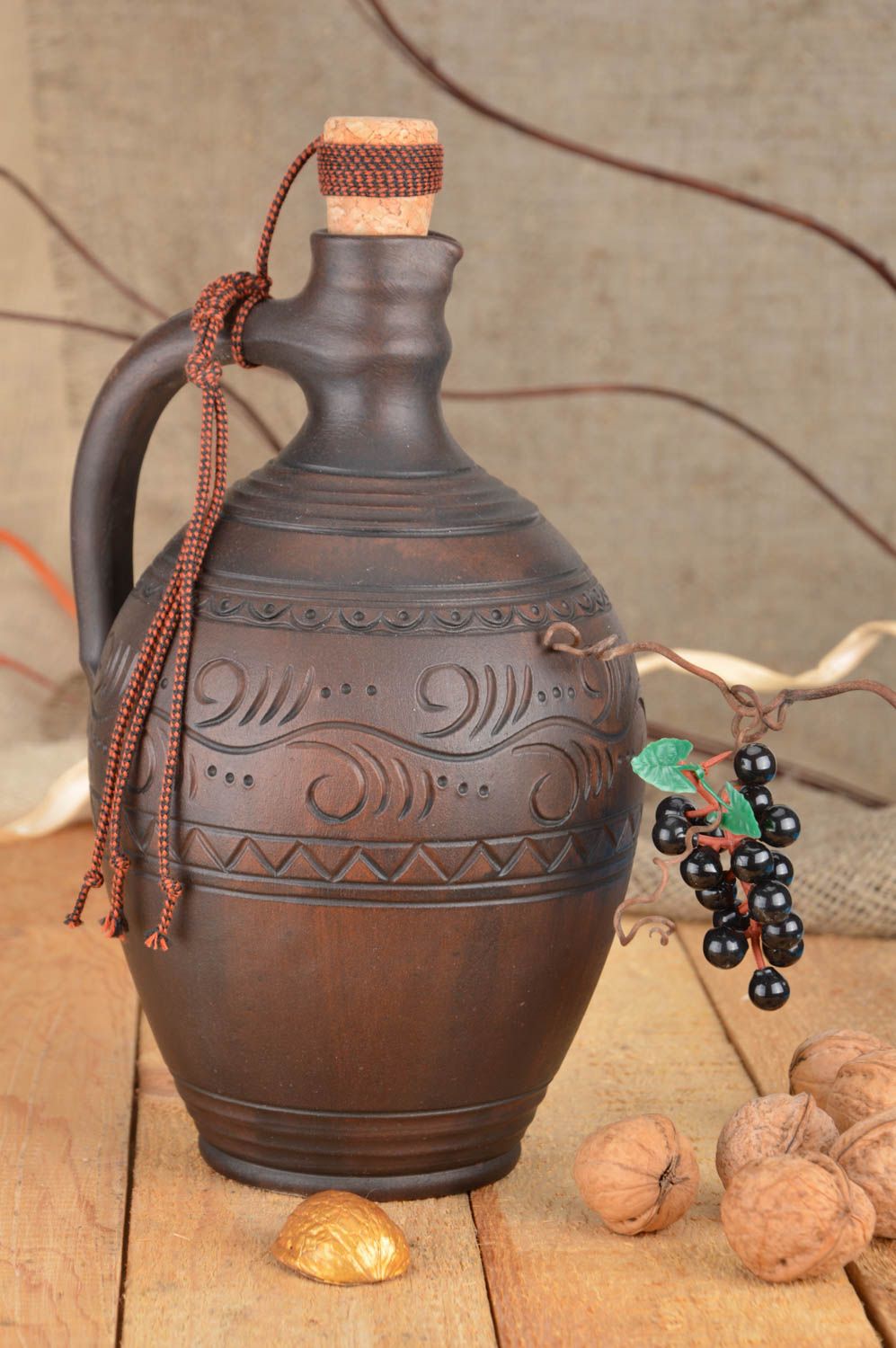 Jarro de cerámica con ornamento del estilo étnico artesanal para vino de 1.5 l foto 1