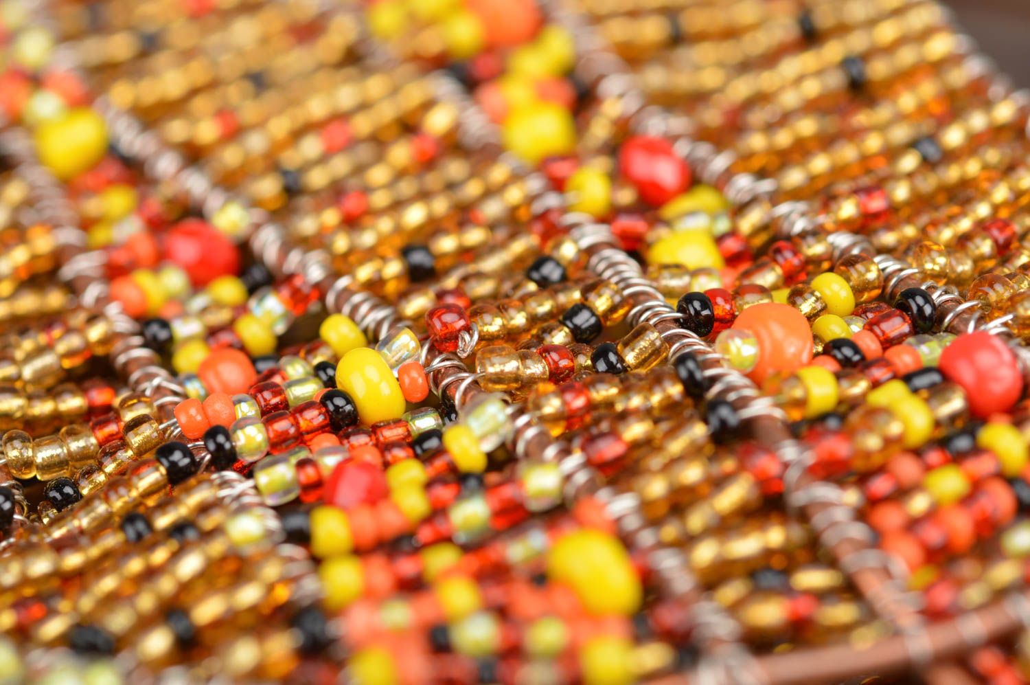 Poisson en perles de rocaille décoratif fait main multicolore à suspendre photo 4