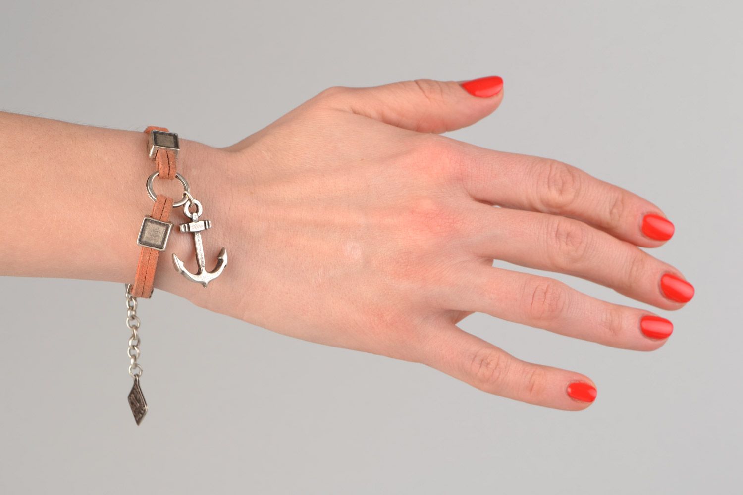 Bracelet en métal et suède rose fait main de créateur design marin réglable photo 2