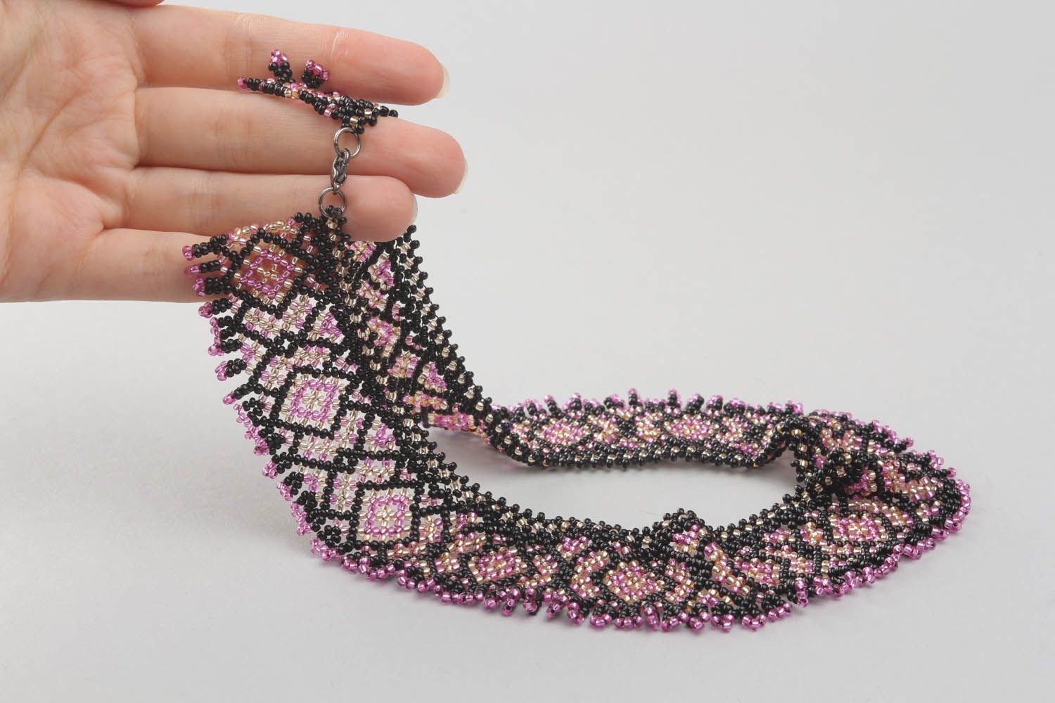Black and pink beaded necklace photo 2