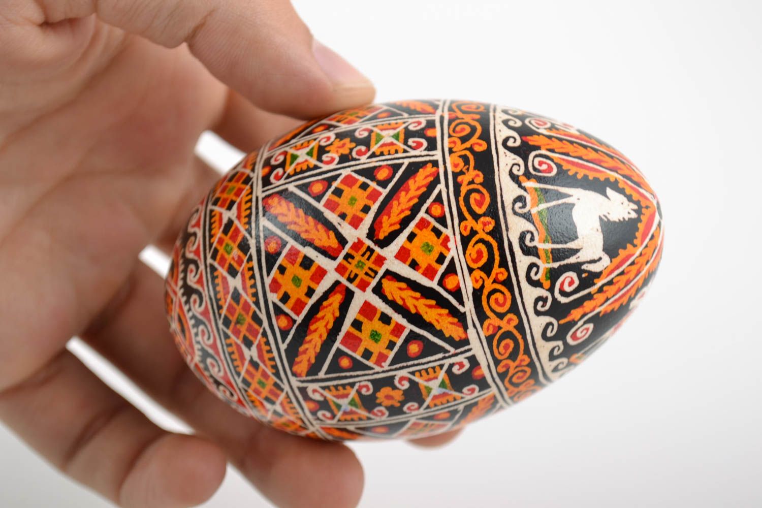 Huevo de Pascua de ganso pintado con arcílicos artesanal de símbolos eslavos foto 2