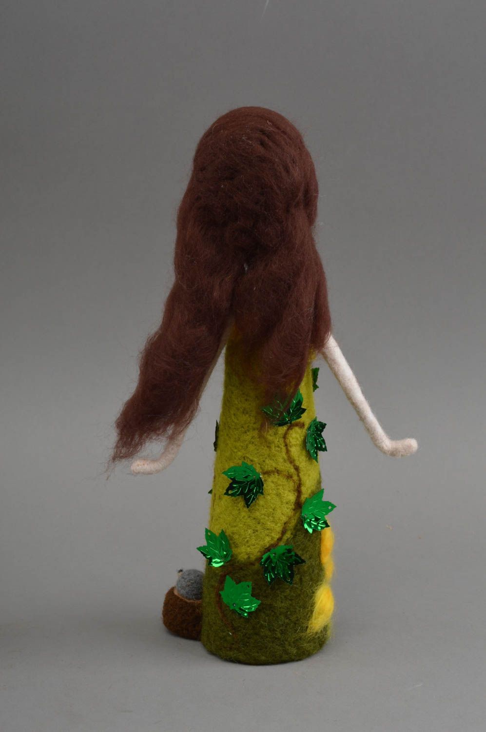 Muñeca de peluche de fieltro artesanal elemento decorativo regalo original foto 3