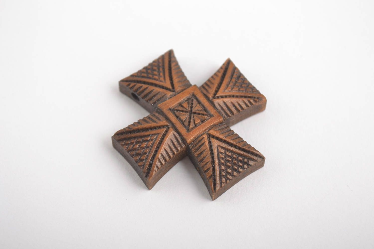 Handmade Kreuz aus Holz Damen Schmuck Holzkreuz Anhänger quadratisch geschnitzt foto 4