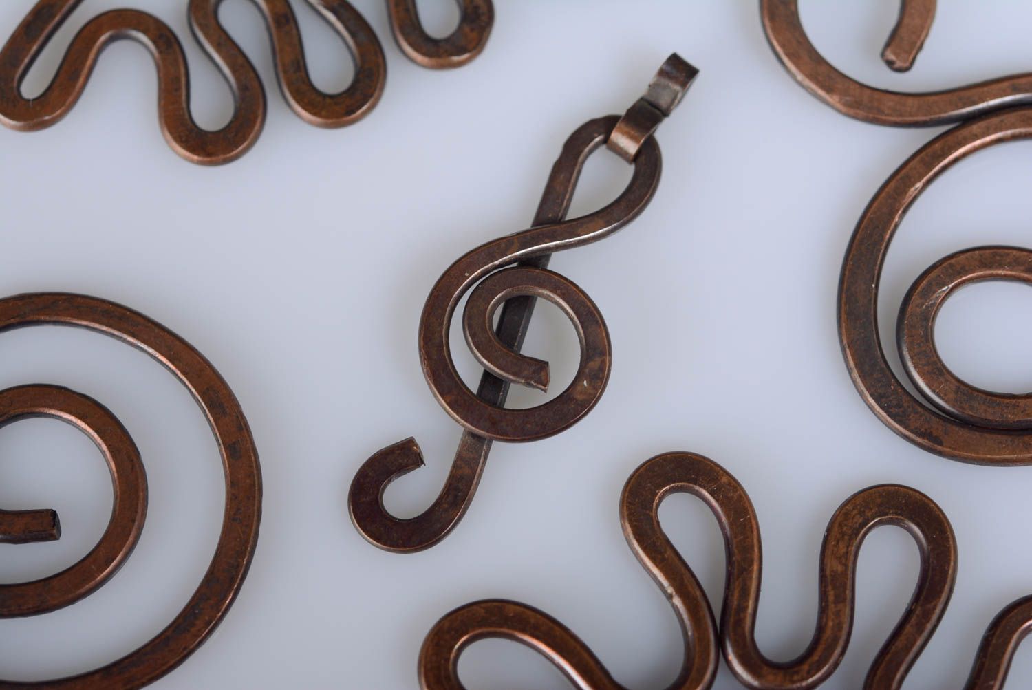 Wire Wrap Anhänger aus Kupfer in Form von Geigenschlüssel nicht groß handmade foto 2