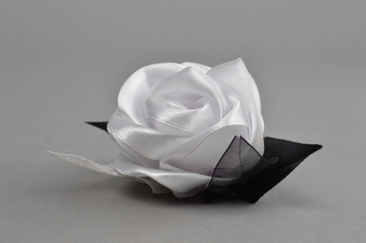 Weiße Brosche Rose aus Atlasbändern mit metallischer Stecknadel handmade foto 2