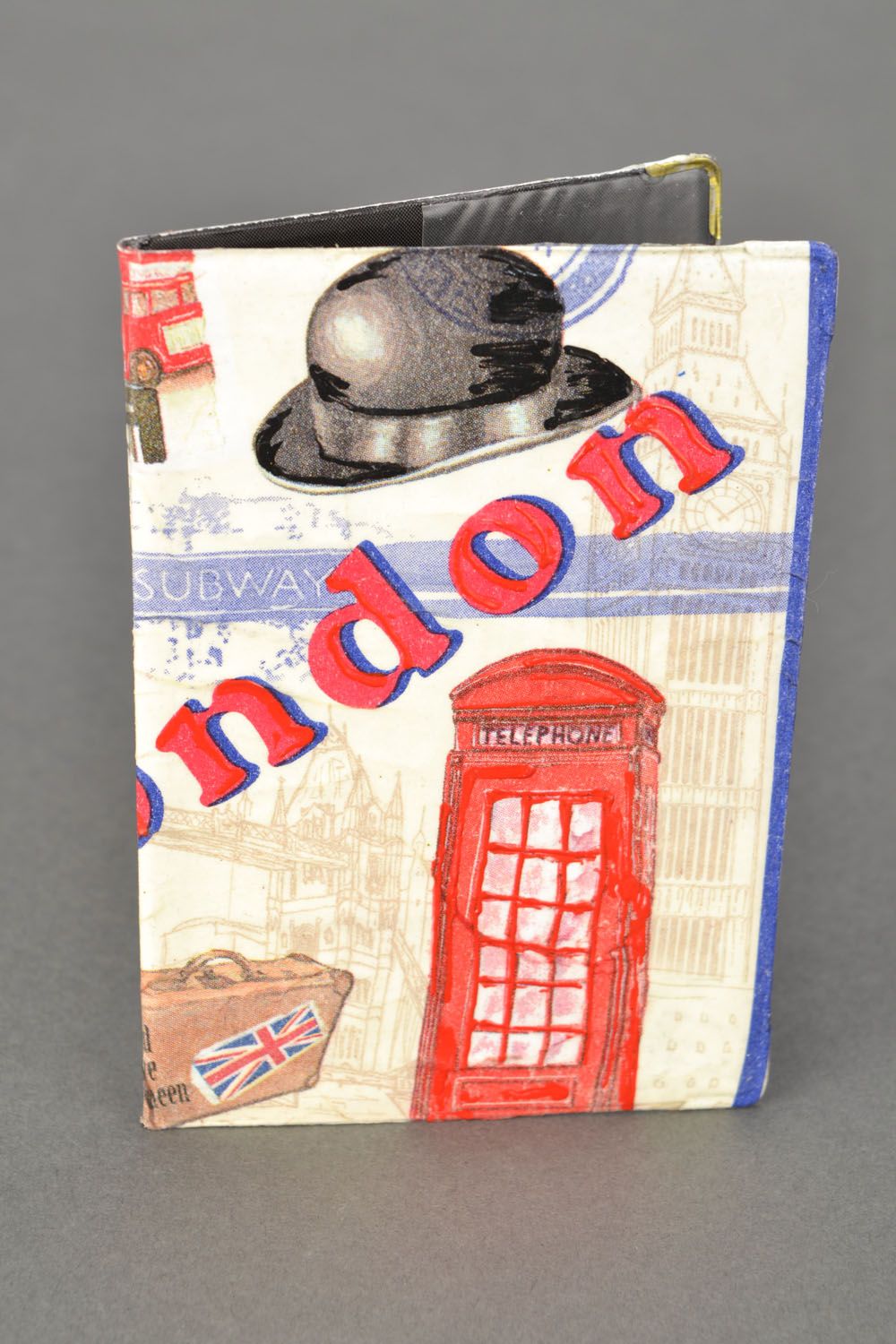 Capa para passaporte artesanal em técnica decoupage Londres foto 1