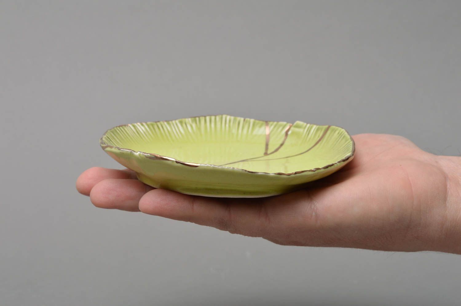 Soucoupe en porcelaine vert olive à bord ondulé faite main design original photo 4