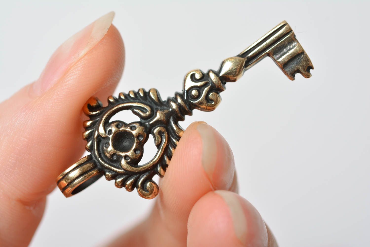 Pendentif clef en bronze pour bracelet fait main original bijou de créateur photo 3