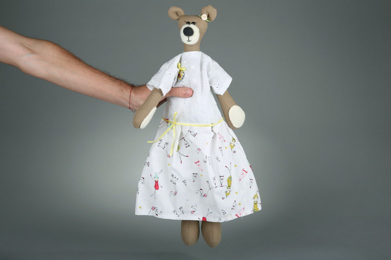 Игрушка Медведица в белом платье фото 4