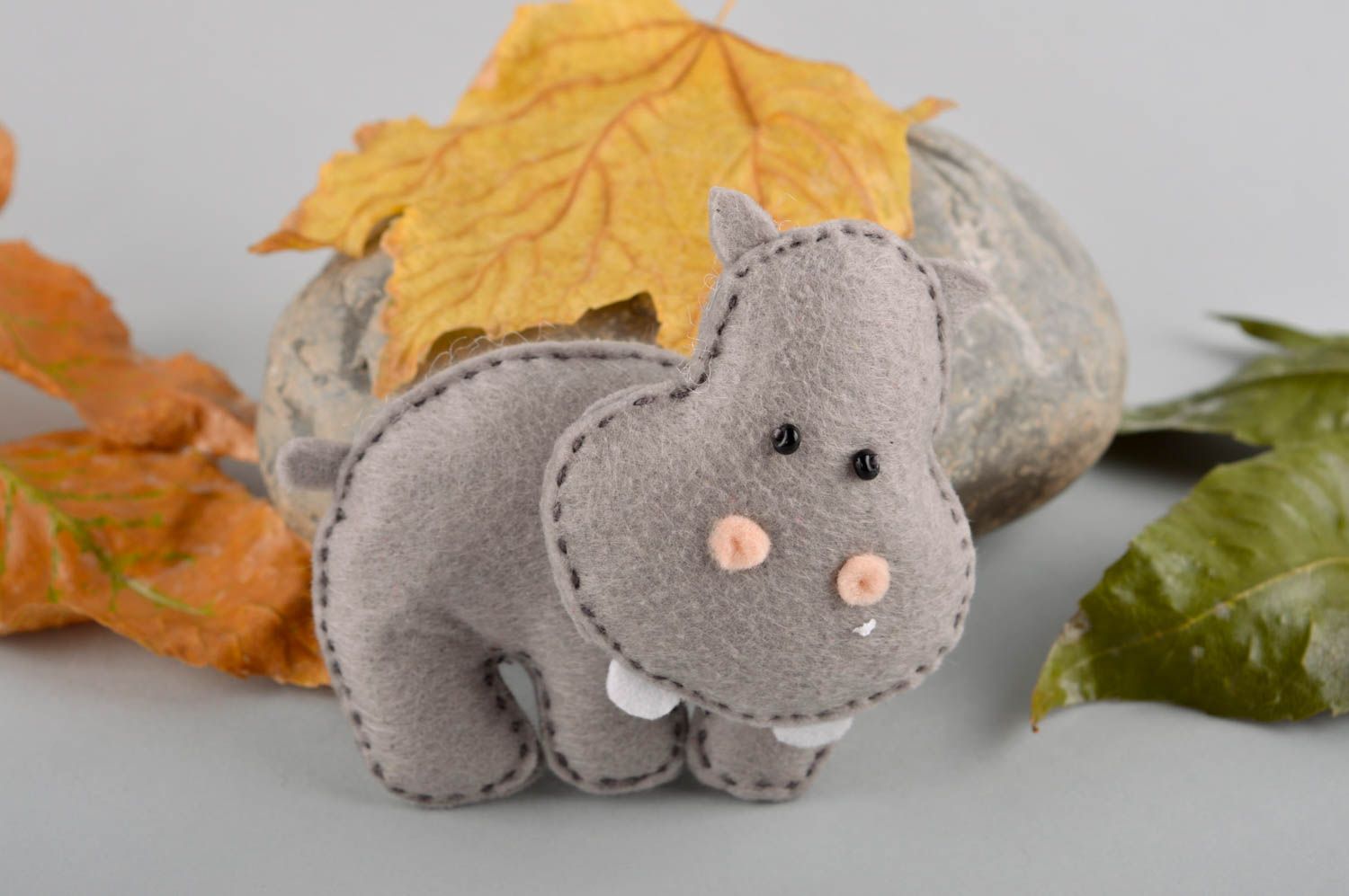 Handmade Kuschel Tier ausgefallenes Spielzeug Filz Tier Nilpferd grau Filzwolle foto 1