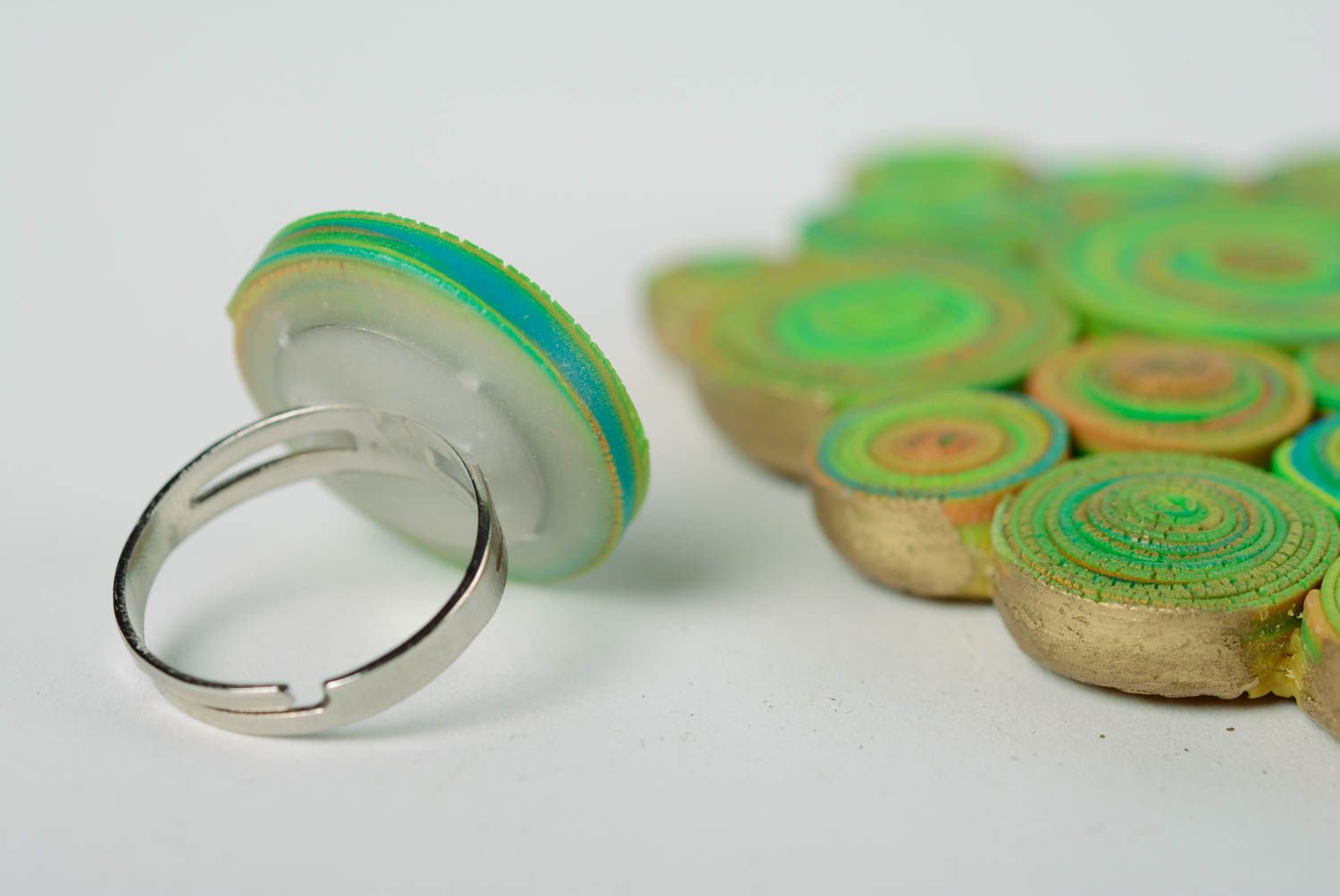 Комплект украшений из полимерной глины 2 шт колье и кольцо зеленые ручной работы фото 5