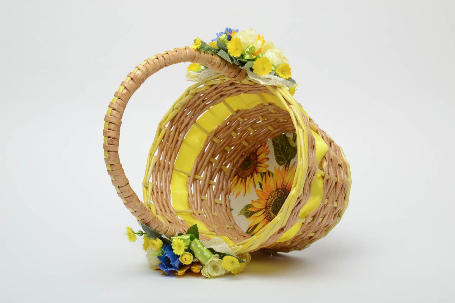 Newspaper basket with artificial flowers photo 3