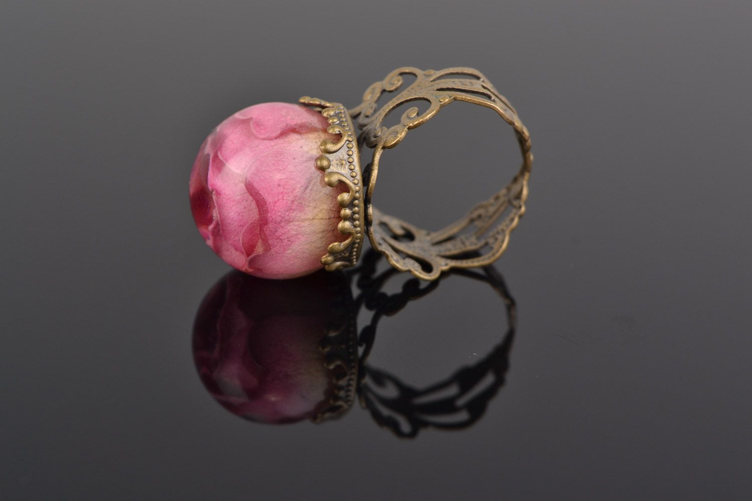 Кольцо с бутоном розы в эпоксидной смоле ручной работы розовое ажурное фото 3