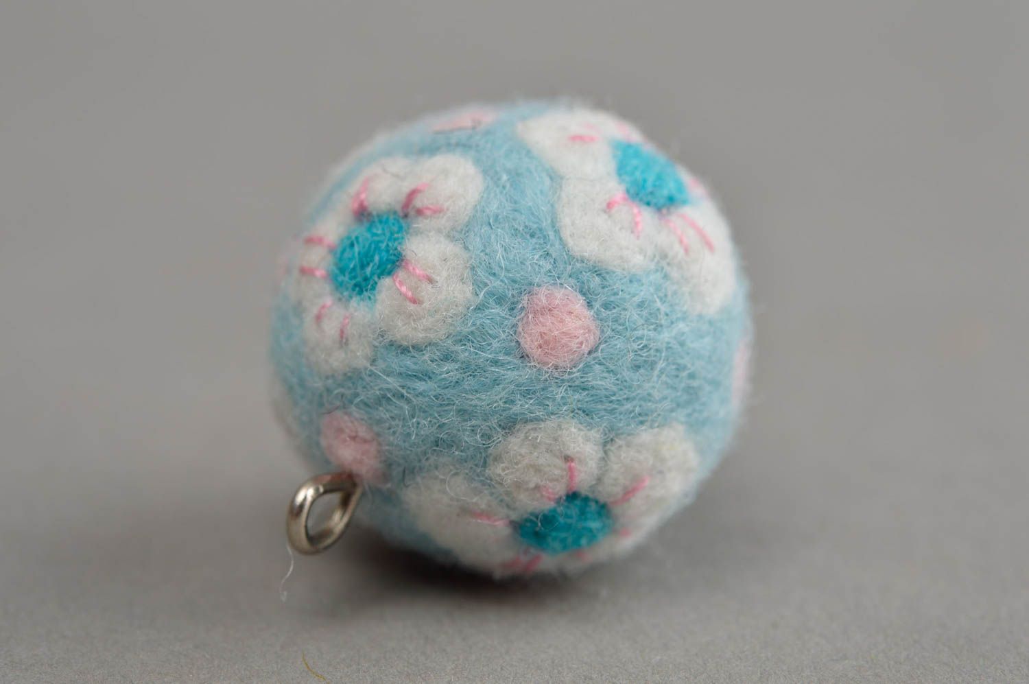 Pendentif boule bleu ciel de créateur fait main en laine technique de feutrage photo 4