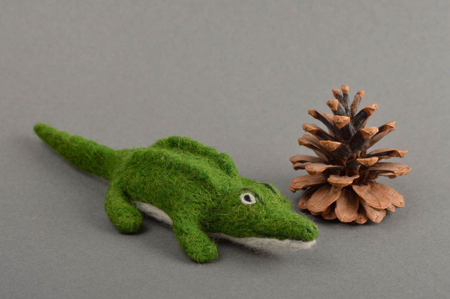 Peluche crocodile Jouet fait main en laine feutrée original Cadeau pour enfant photo 1