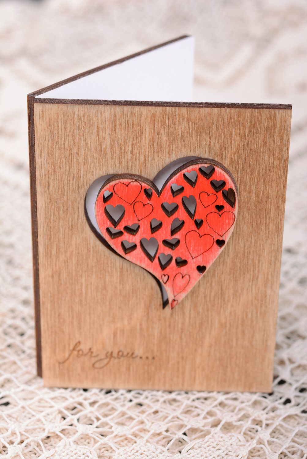 Carte de voeux en bois originale faite main pour le jour de la Saint-Valentin photo 1