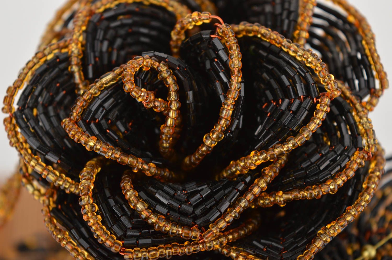 Композиция из бисера ручной работы черная роза из бисера цветок из бисера фото 3