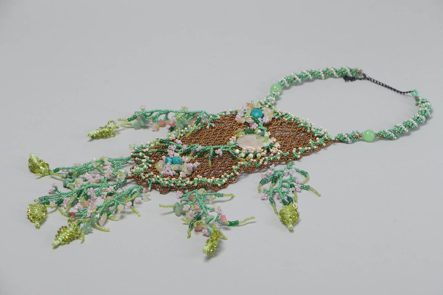 Ожерелье из бисера и натуральных камней плетеное ручной работы красивое фото 4