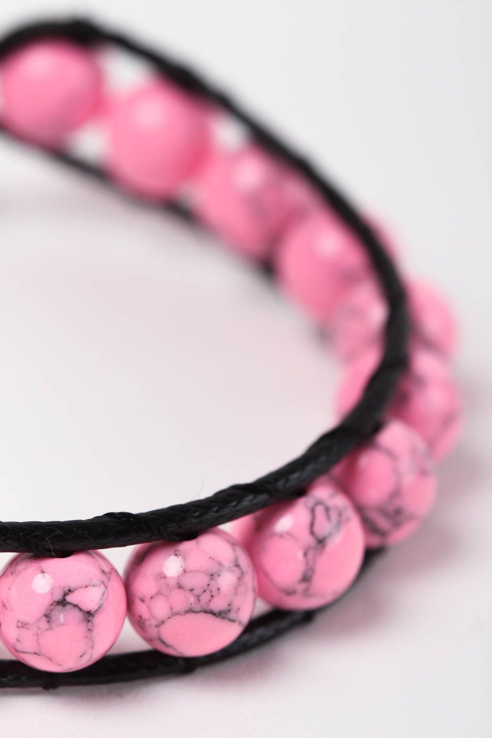 Розовый браслет из бусин ручной работы авторская бижутерия браслет из коралла фото 3
