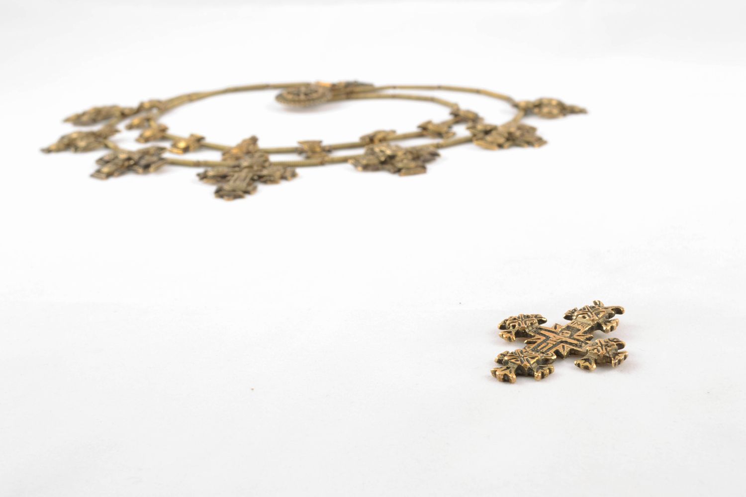 Amuleto zgard fatto a mano a forma di croce di bronza accessorio originale 
 foto 4