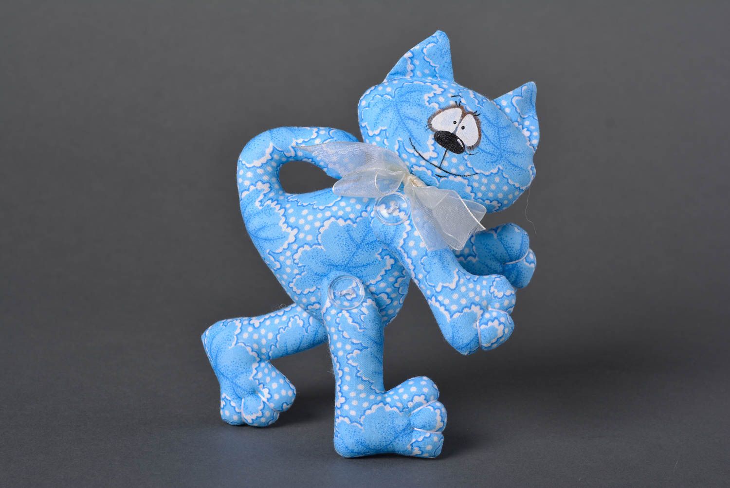 Handmade Stoff Spielzeug lächelndes Kuscheltier Kater blau Geschenk für Kinder  foto 3