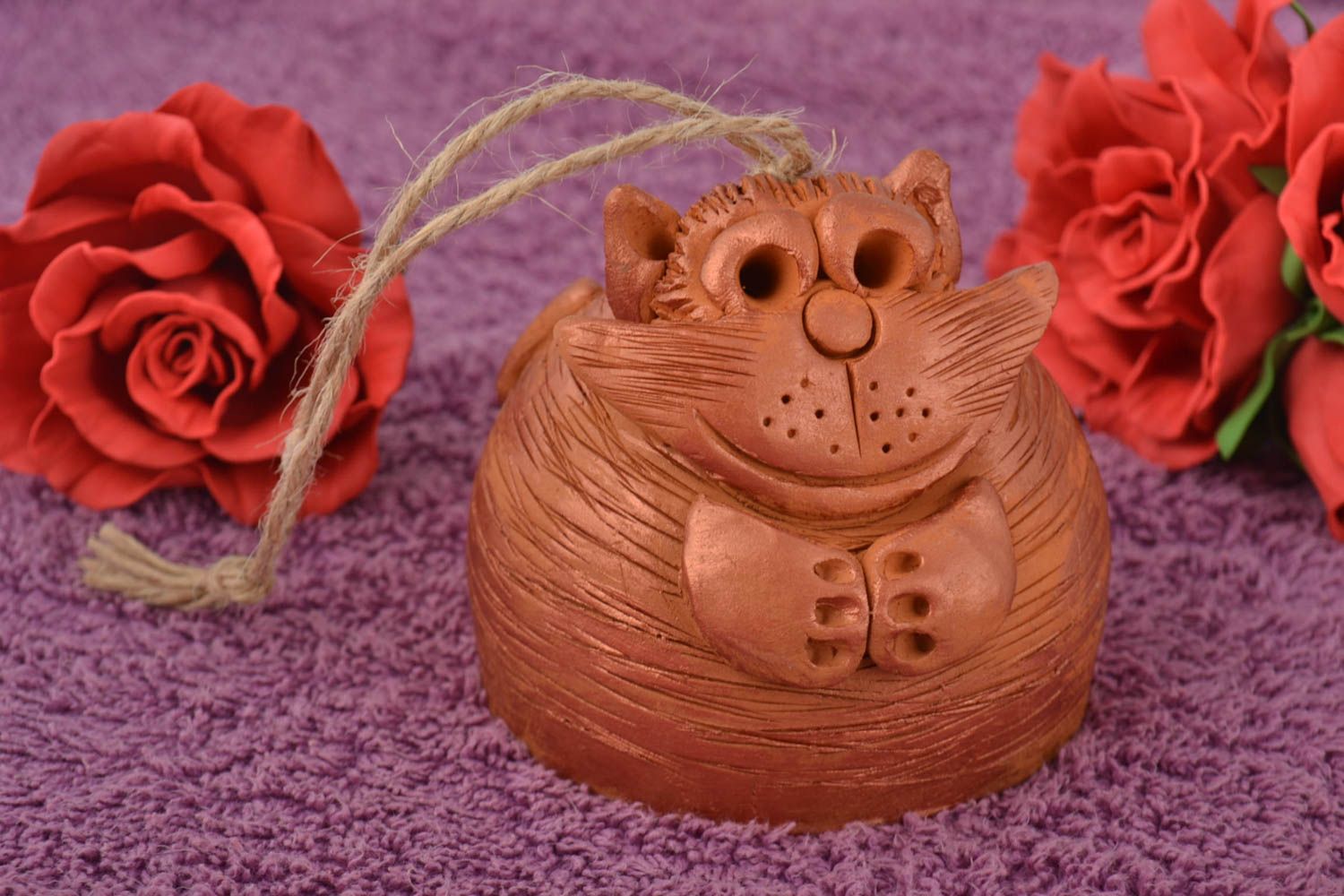 Campanello d'autore in ceramica fatto a mano a forma di gatto divertente
 foto 1