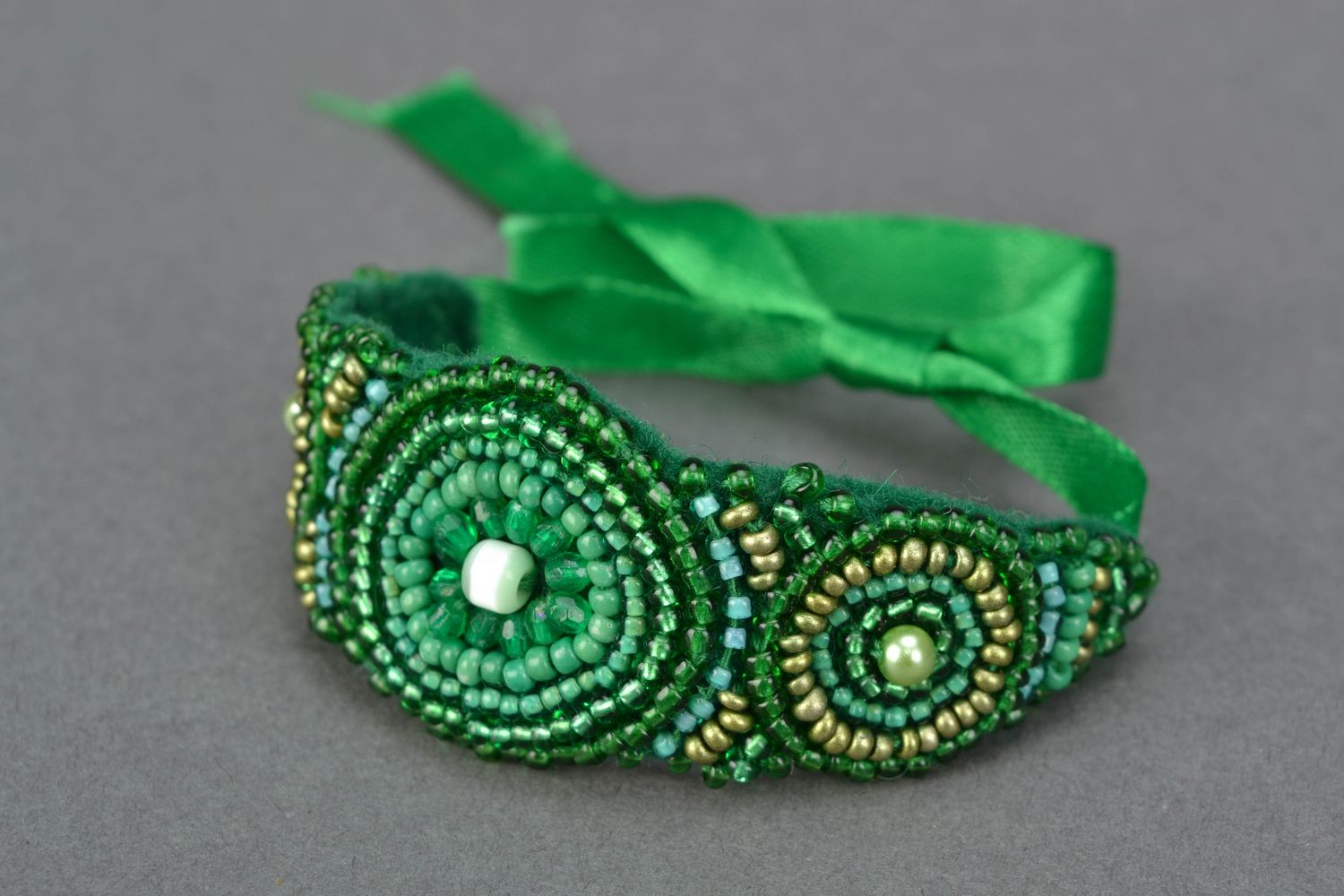 Green festive beaded bracelet with natural stones photo 4