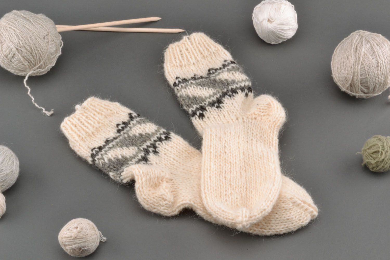 White wool knitted socks photo 1