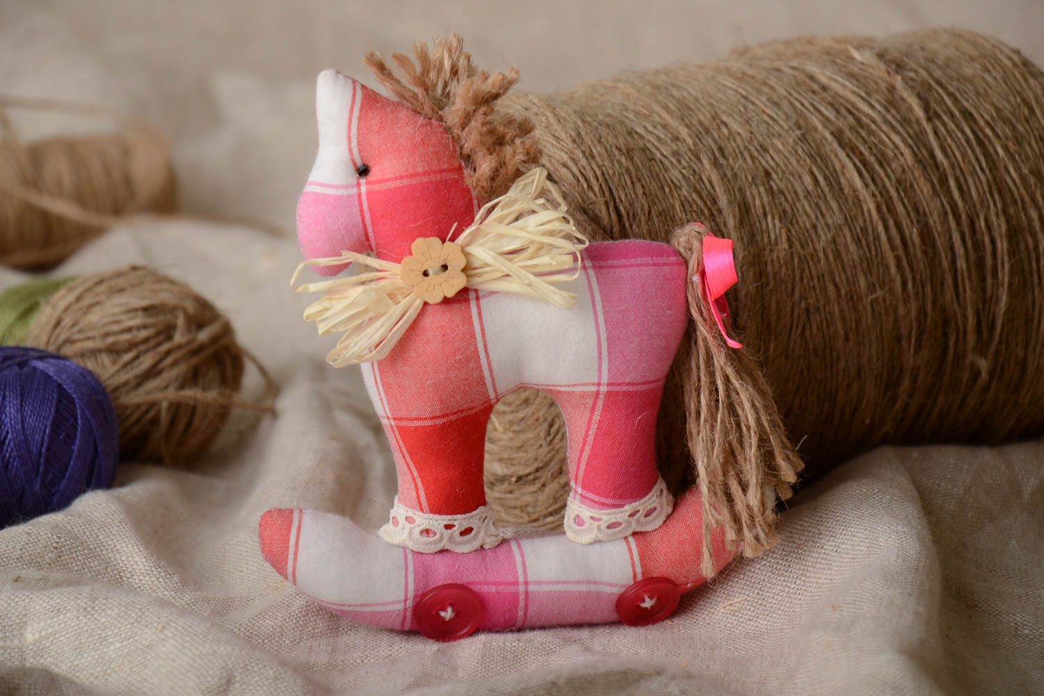 Schönes handmade Textil Kuscheltier Pferd aus Kattun in Rosa mit Rädern künstlerisch foto 1
