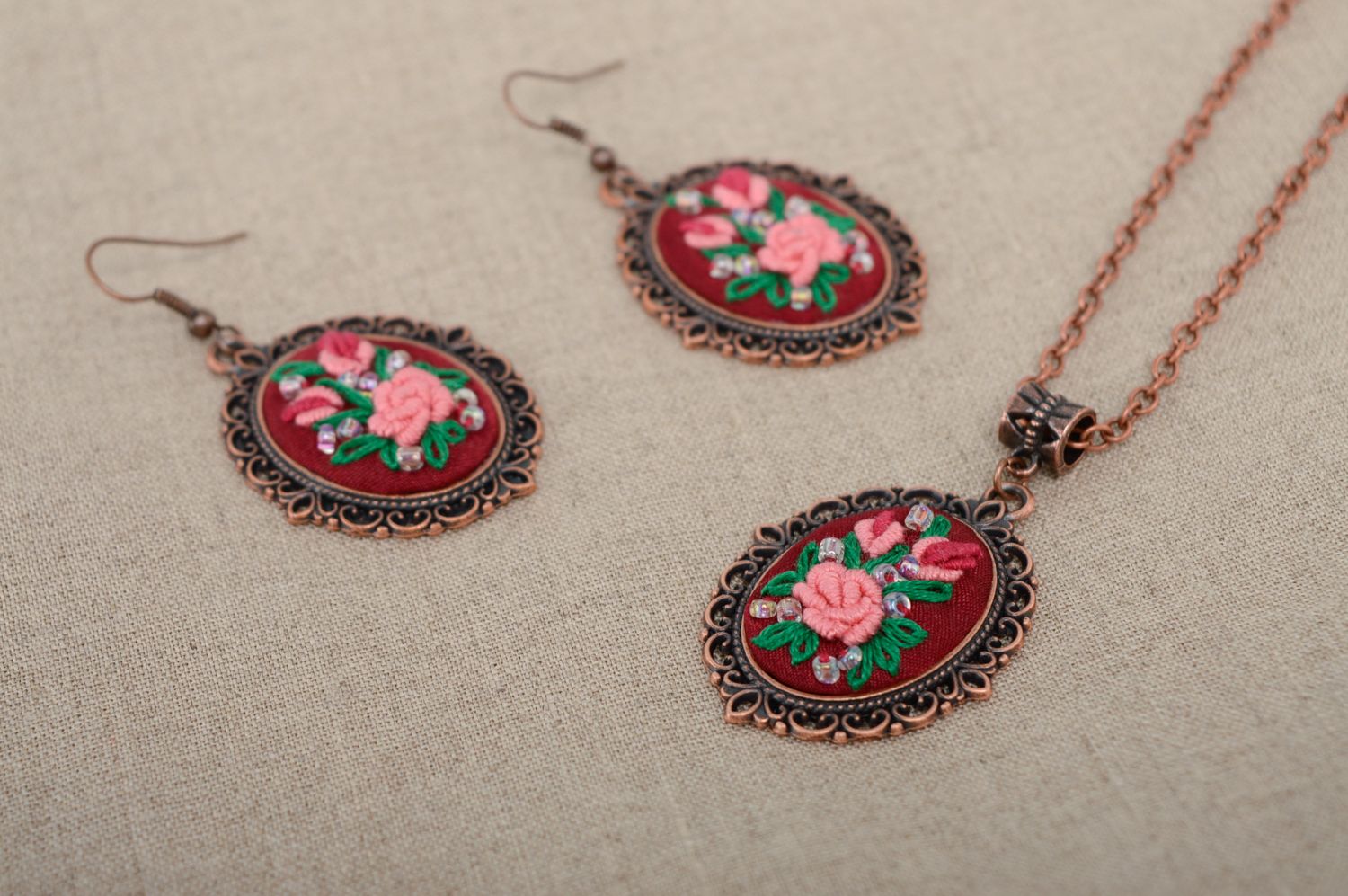 Rococo embroidered earrings and pendant in vintage style photo 1