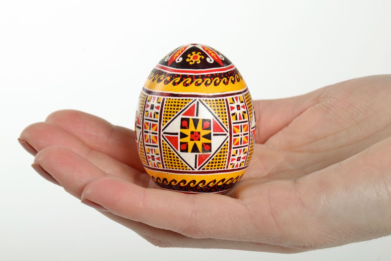Huevo de Pascua de gallina pintado con cera foto 2