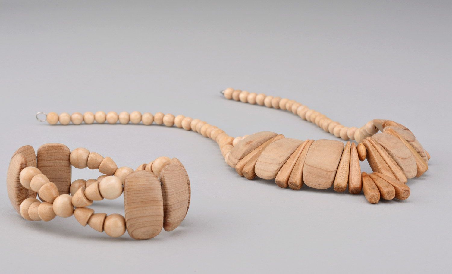 Bead necklace and bracelet made from light wood photo 1