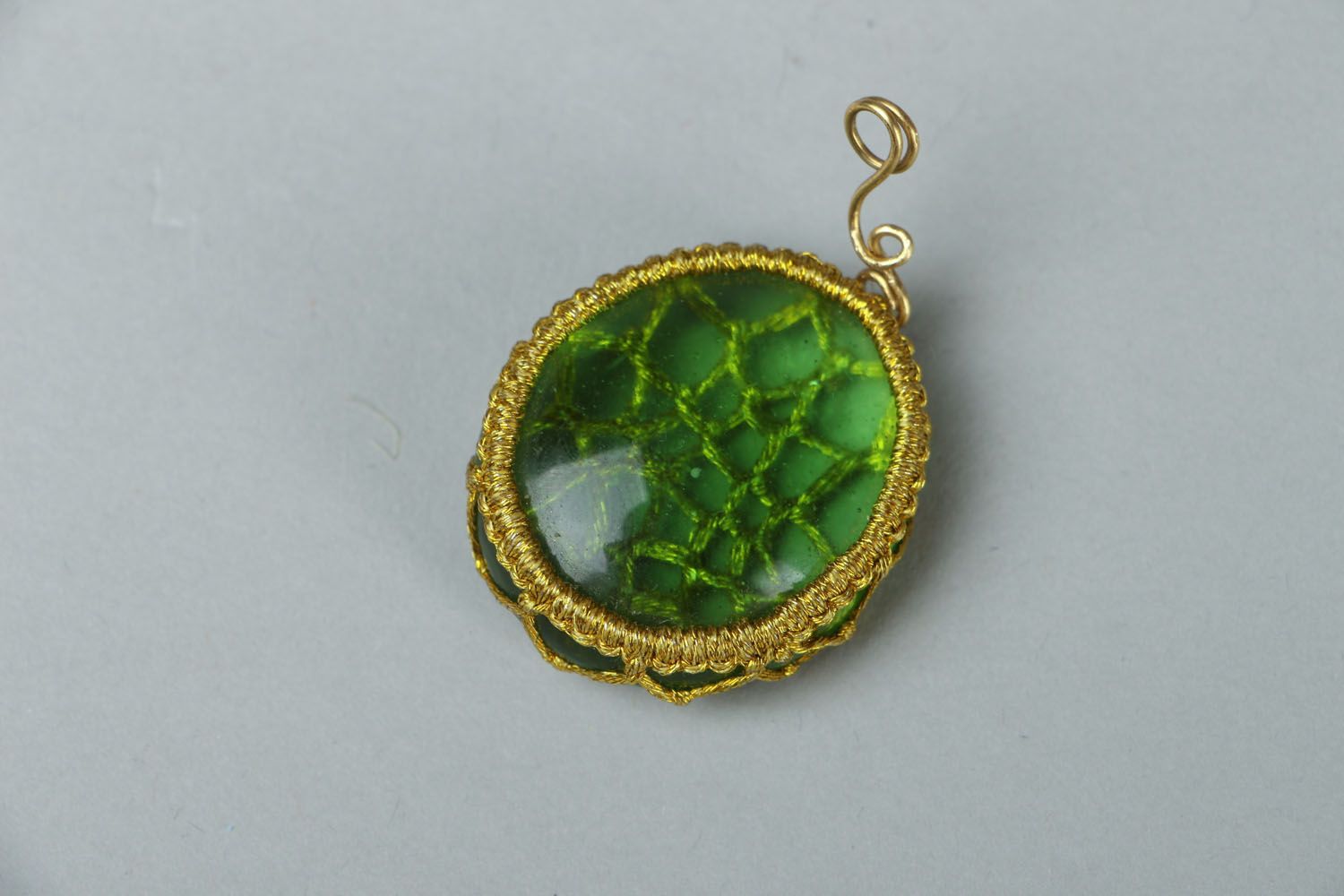 Pendant made of glass and thread photo 1