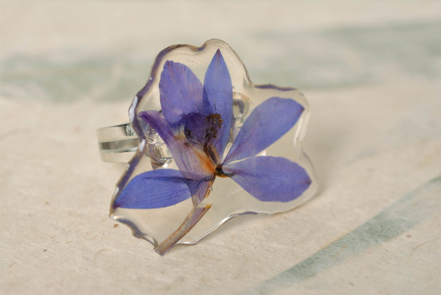 Künstlerischer violetter Ring mit echter Blume im Epoxidharz handmade Schmuck foto 1