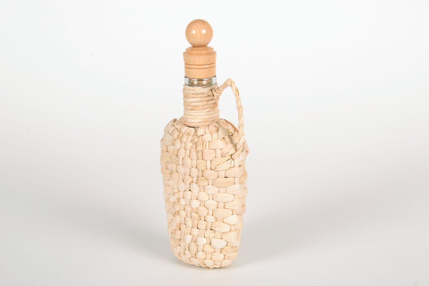 Бутылка плетеная из кукурузных листьев фото 3
