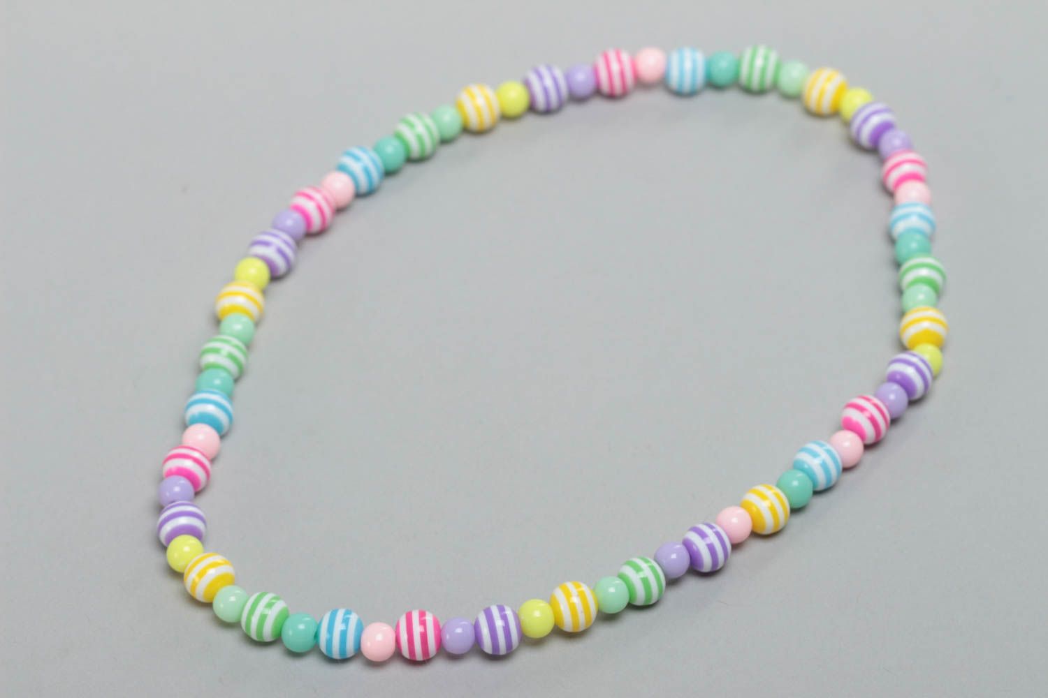 Collier en perles plastiques rayées et élastique multicolore fait main  photo 2