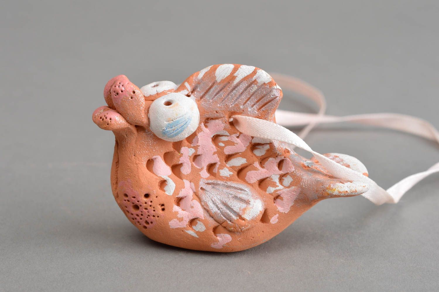 Смешной керамический сувенир ручной работы рыбка на ленточке розового цвета фото 4