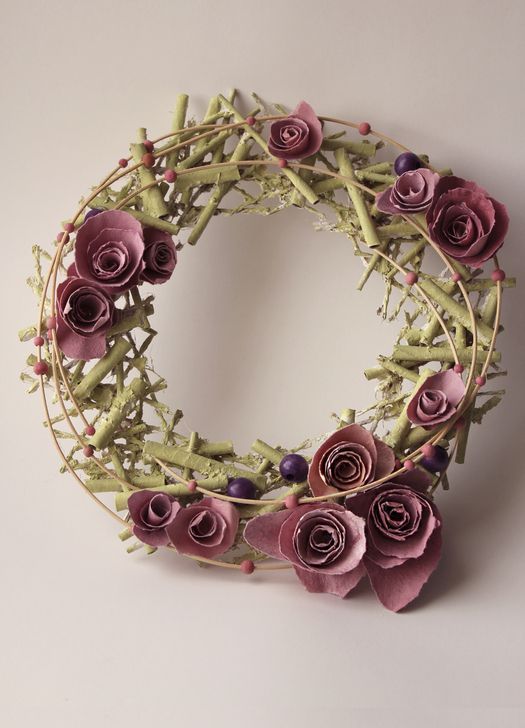 Künstlerischer handmade Türkranz aus Papier mit Blumen und Glasperlen Deko  foto 2