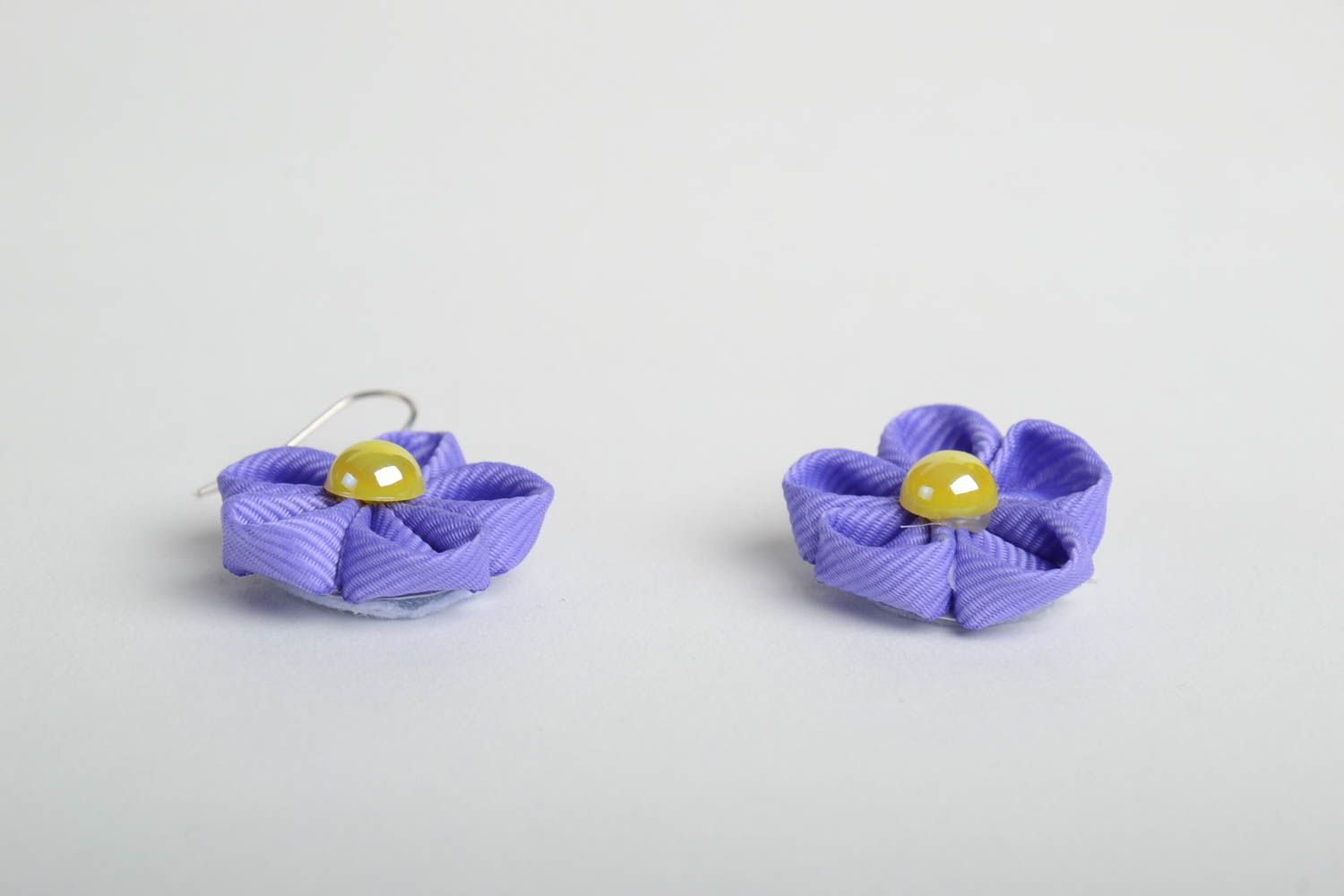 Handgemachte Ohrringe aus Bändern in Form von Blumen lila in Kanzashi Technik foto 5