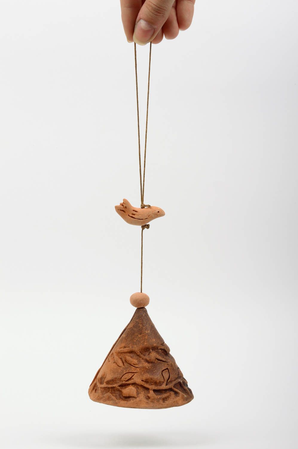 Декоративный керамический колокольчик из глины в технике молочения ручной работы фото 1