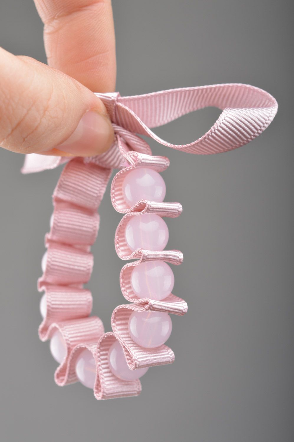 Bracelet en perles de plastique et ruban reps rose fait main cadeau romantique photo 3