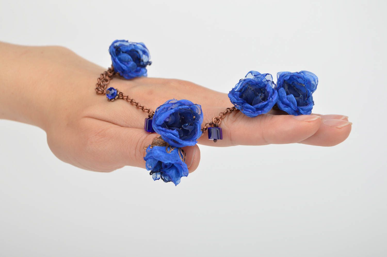 Синий браслет с цветами из шифона ручной работы красивый нарядный Васильки фото 2