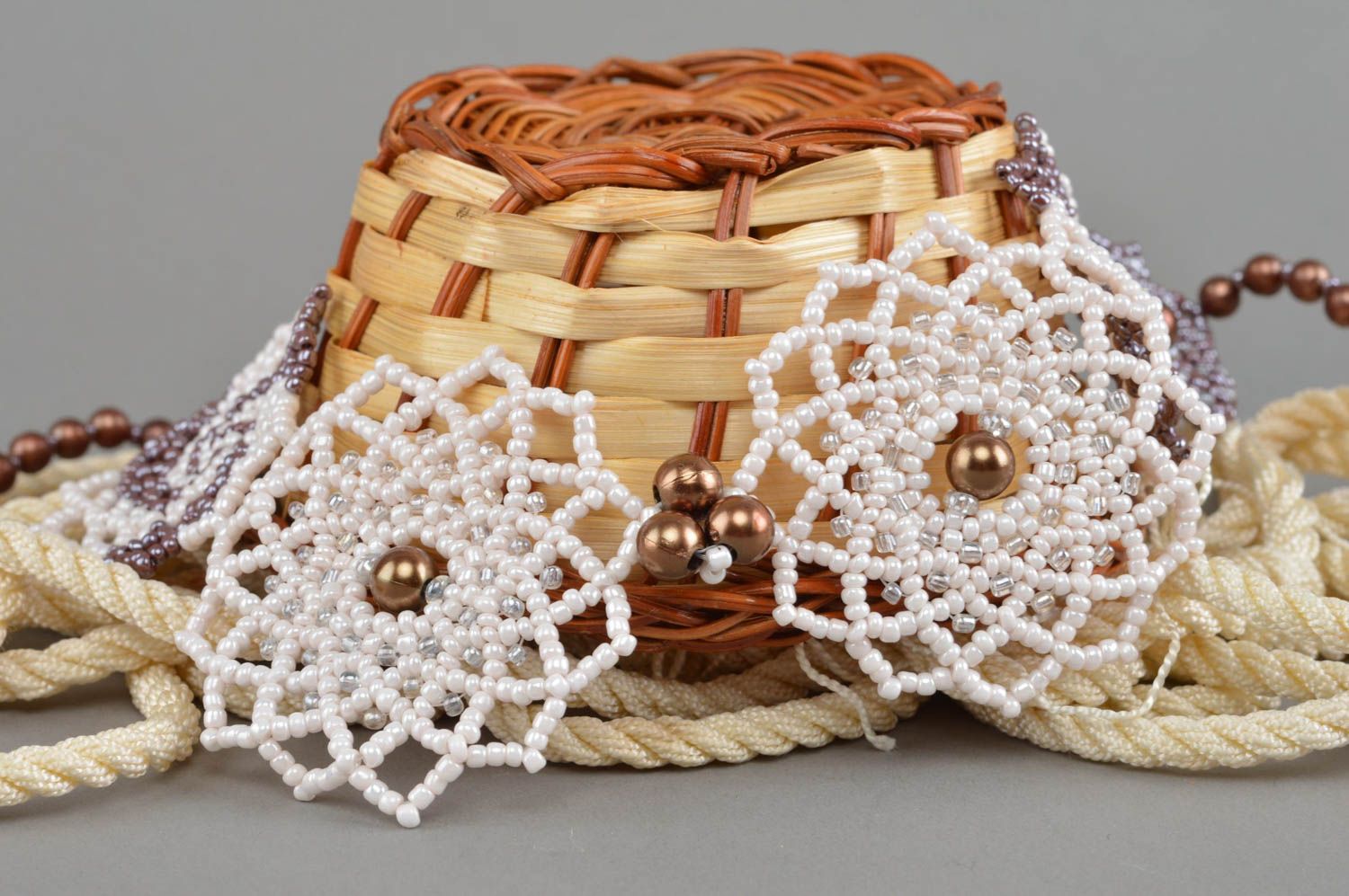 Ожерелье из бисера плетеное ручной работы оригинальное белое цветочное фото 1