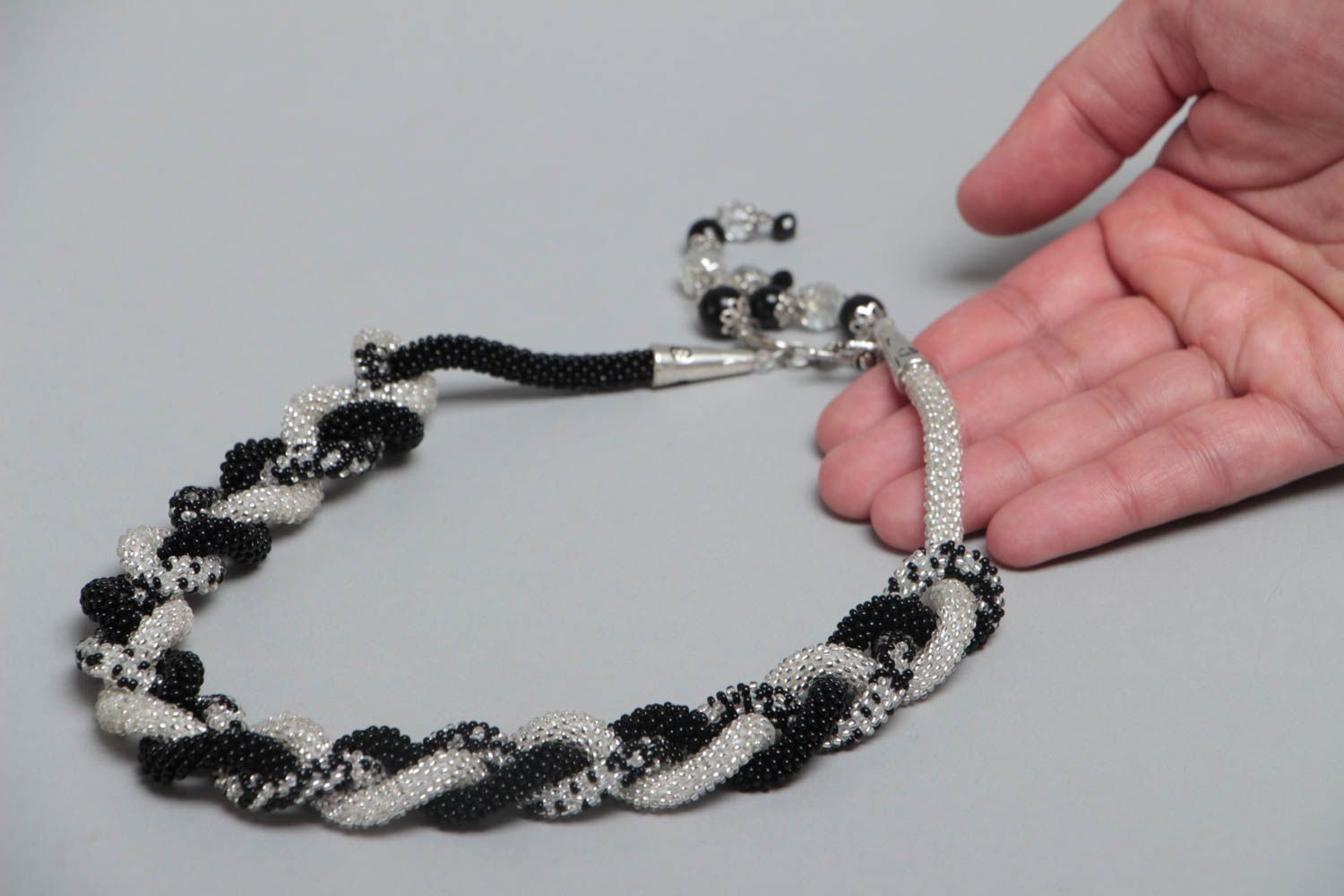 Collier noir et blanc perles de rocaille transformable en ceinture fait main photo 5