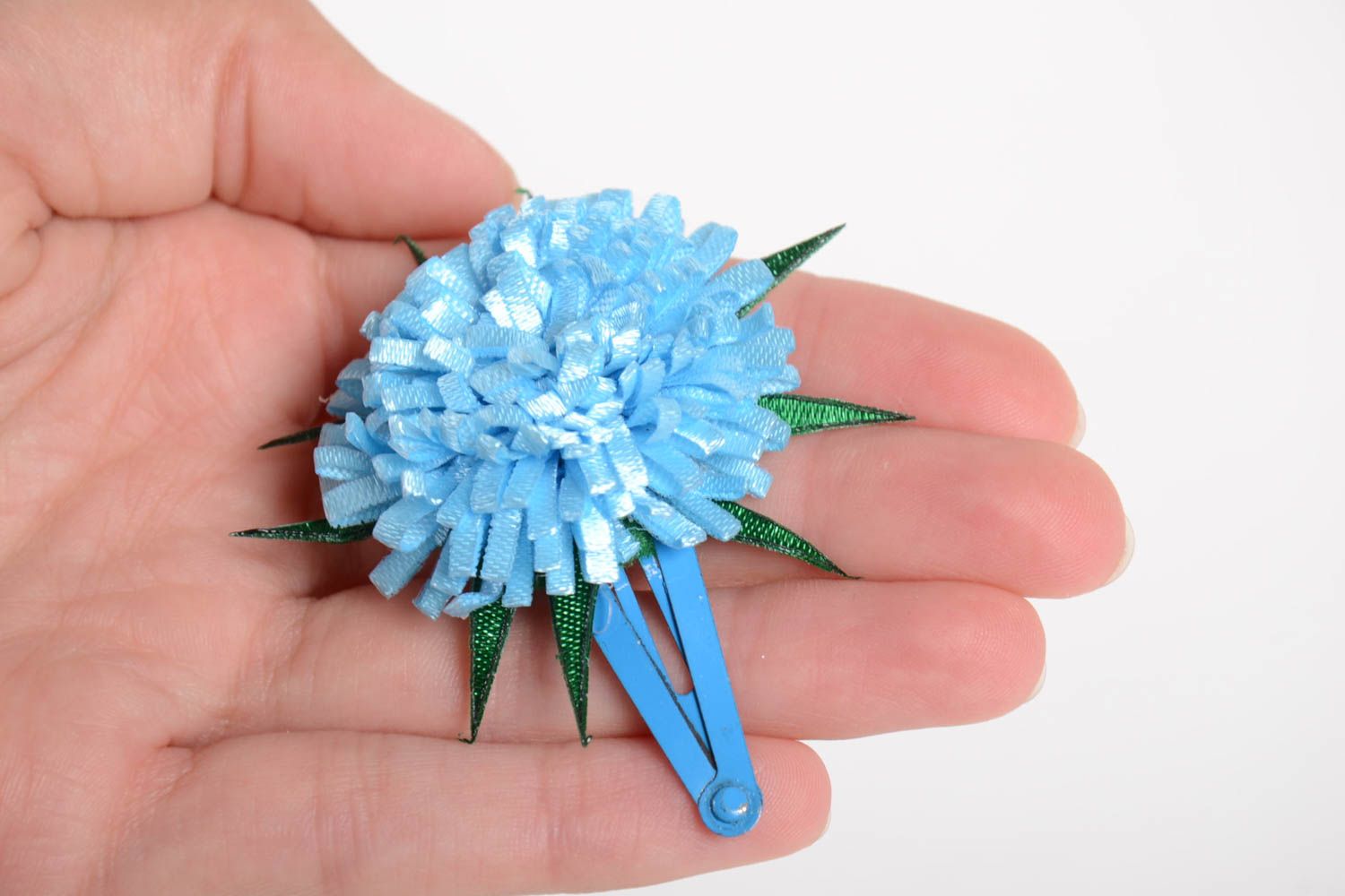 Яркая голубая заколка для волос из флиса в виде объемного цветка ручная работа фото 2