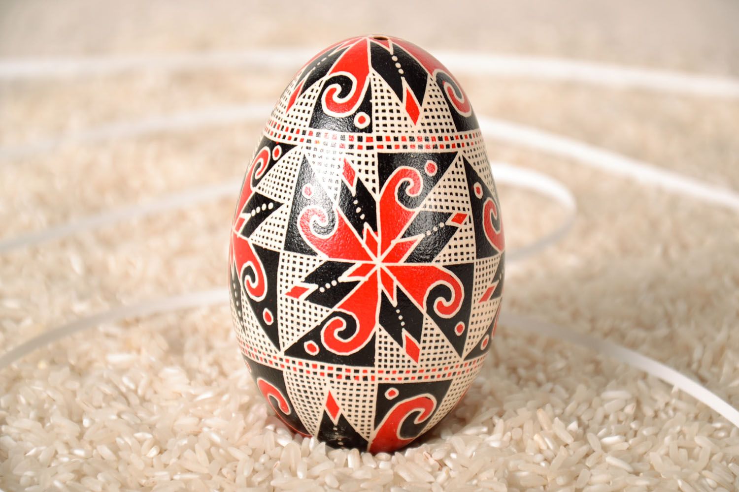 Oeuf de Pâques décoratif fait main original peint avec bel ornement ethnique photo 1