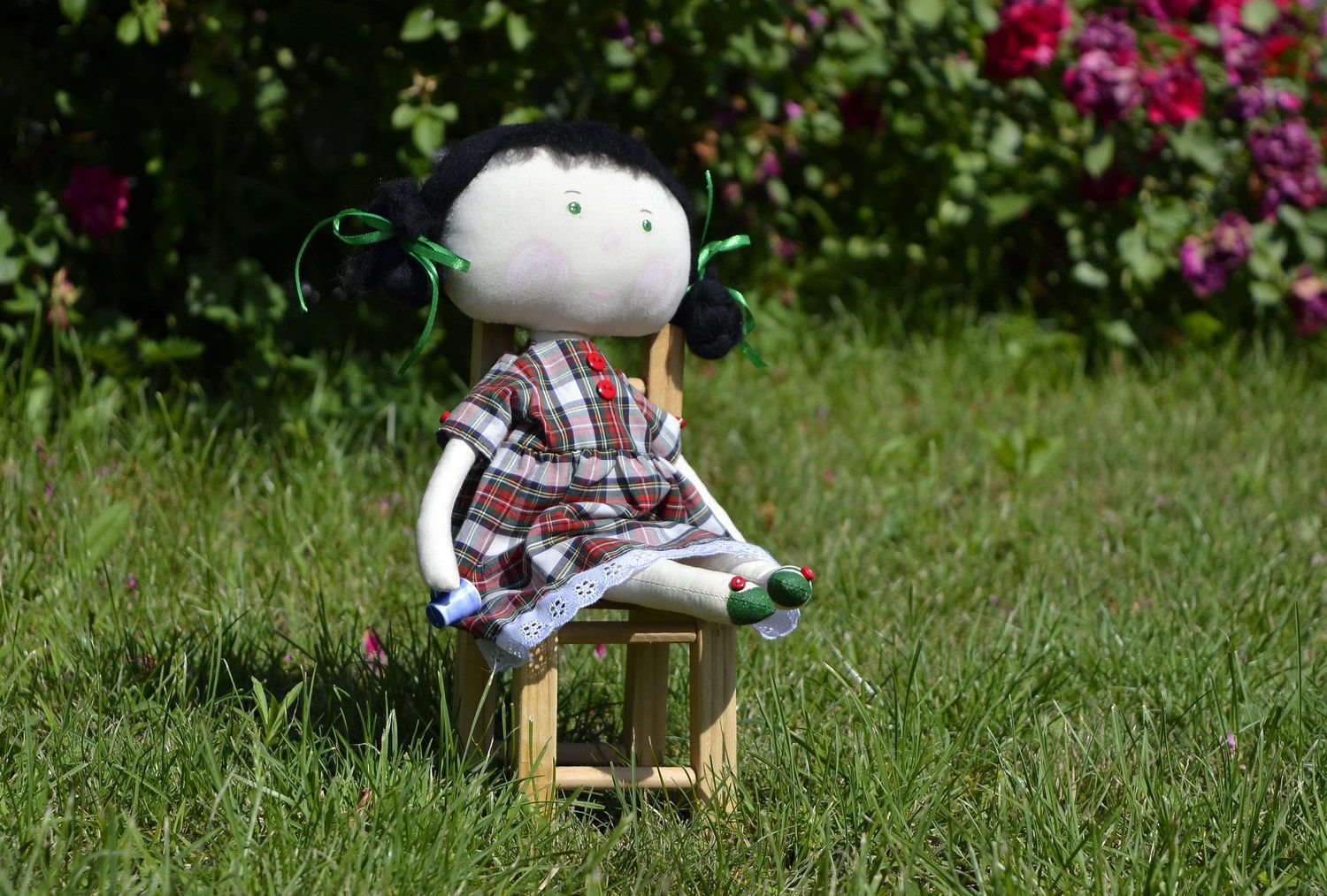 Muñeca de autor con vestido a cuadros foto 5