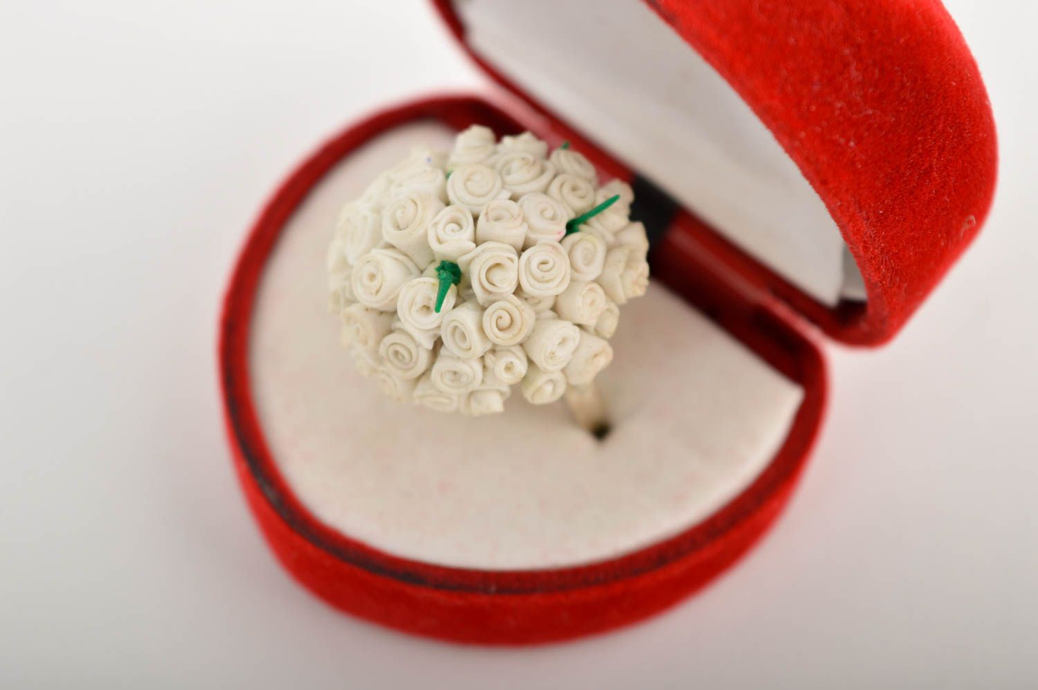 Bague fantaisie fleurs blanches Bijou fait main pâte polymère Accessoire femme photo 2